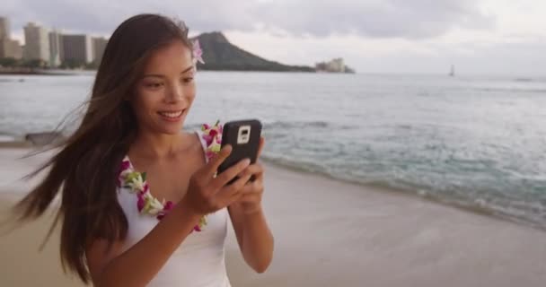 Šťastná mladá žena fotografování pomocí Smartphone na Waikiki Beach — Stock video