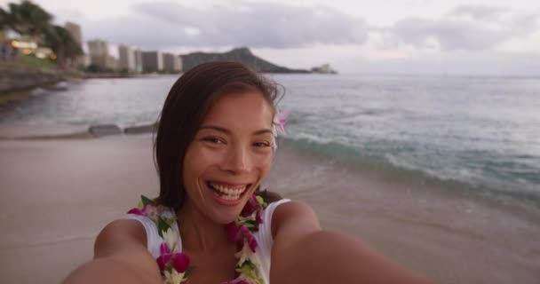 Azjatka w Lei Garland robi selfie na plaży Waikiki — Wideo stockowe