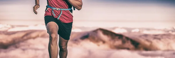 Trail run runner man atleet training op moeilijk pad klimmen bergtop bereiken top. Duursport actief lifesytle banner panorama — Stockfoto