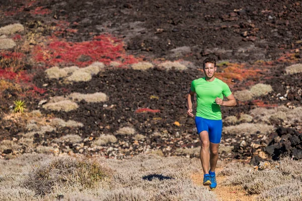 Sportovní sportovec běžec muž běží v horské stezce příroda pozadí. Zaměřený motivovaný fit osoba trénink tělo jogging v skalnatém terénu letní venku. — Stock fotografie