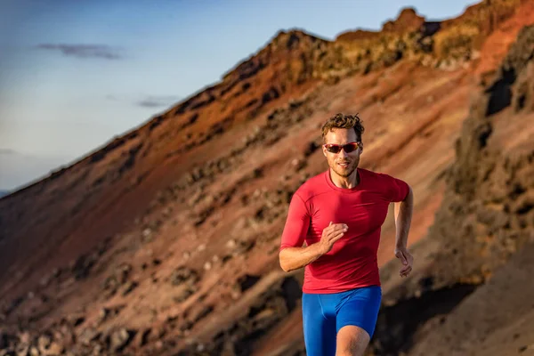 Trail runner em corrida de montanha. Homem atleta focado corrida de treinamento de resistência. Motivação física. — Fotografia de Stock