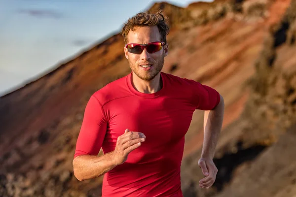 Sentier de coureur athlète courant dans la nature montagneuse. Sport fitness actif ultra trail, courir marathonien entraînement en plein air en été en plein air. Homme aux lunettes de soleil. — Photo