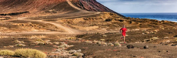 Banner panorama van atleet loper man trail loopt op de berg landschap zomer buiten. Achtergrond van de natuur buiten voor sport en fitness. — Stockfoto