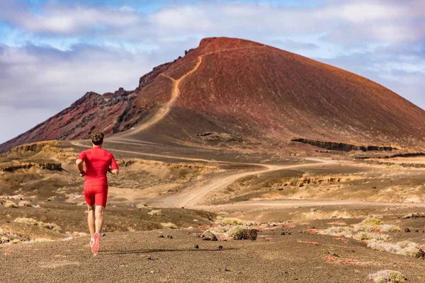 Deporte y fitness atleta corriendo por sendero de montaña, el hombre estilo de vida activo. Hombre corredor en larga distancia correr a través del desierto paisaje de verano. — Foto de Stock