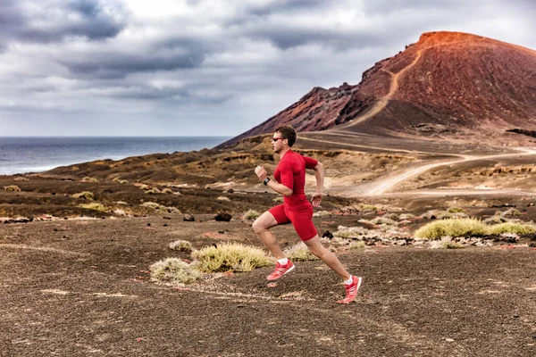 Atleta salud y fitness trail runner hombre corriendo en desierto al aire libre usando ropa de compresión. Hombre de entrenamiento de resistencia deportiva para la carrera. — Foto de Stock