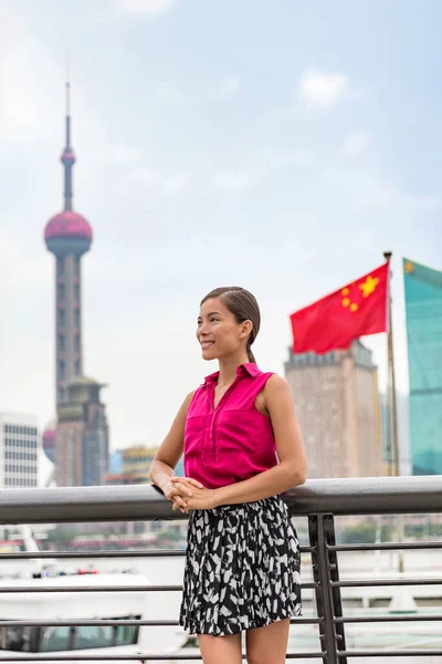 Kínai üzletasszony portré Sanghajban a Bund mellett a keleti Pearl torony és a kínai zászló a háttérben. Ázsiai lány Ázsiában utazás.. — Stock Fotó