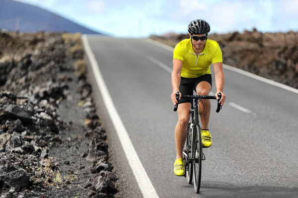 Bisikletli adam bisiklete biniyor. Bisikletle bisiklet süren spor sporu sporu sporcusu. Aktif sağlıklı spor yaşam tarzı atleti triatlon antrenmanı için dışarıda bisiklet sürüyor.. — Stok fotoğraf