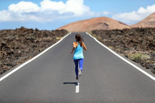 Correr atleta mujer corredor deporte fitness estilo de vida - Cardio trotar entrenamiento chica entrenamiento al aire libre en la carretera. — Foto de Stock