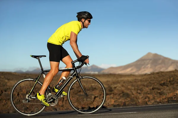 自転車競技の男性アスリートは、日没時に屋外で自転車にハードオープンロードトレーニングに上ります。自然景観. — ストック写真