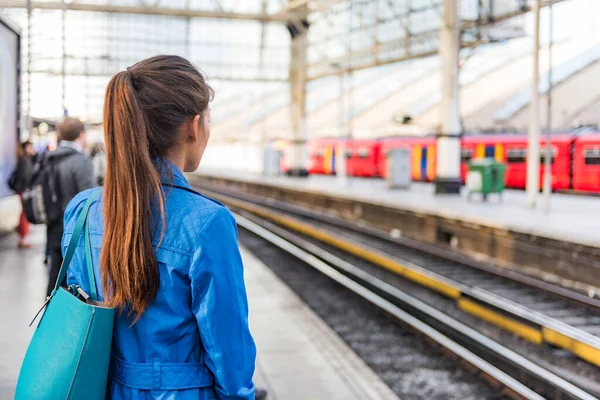 Tågstationen morgon pendla kvinna går till jobbet väntar på tåget att anlända. Människor på kollektivtrafikplattform. Jag pendlar på rusningstid. Utsikt över företagare och skenor stad livsstil. — Stockfoto