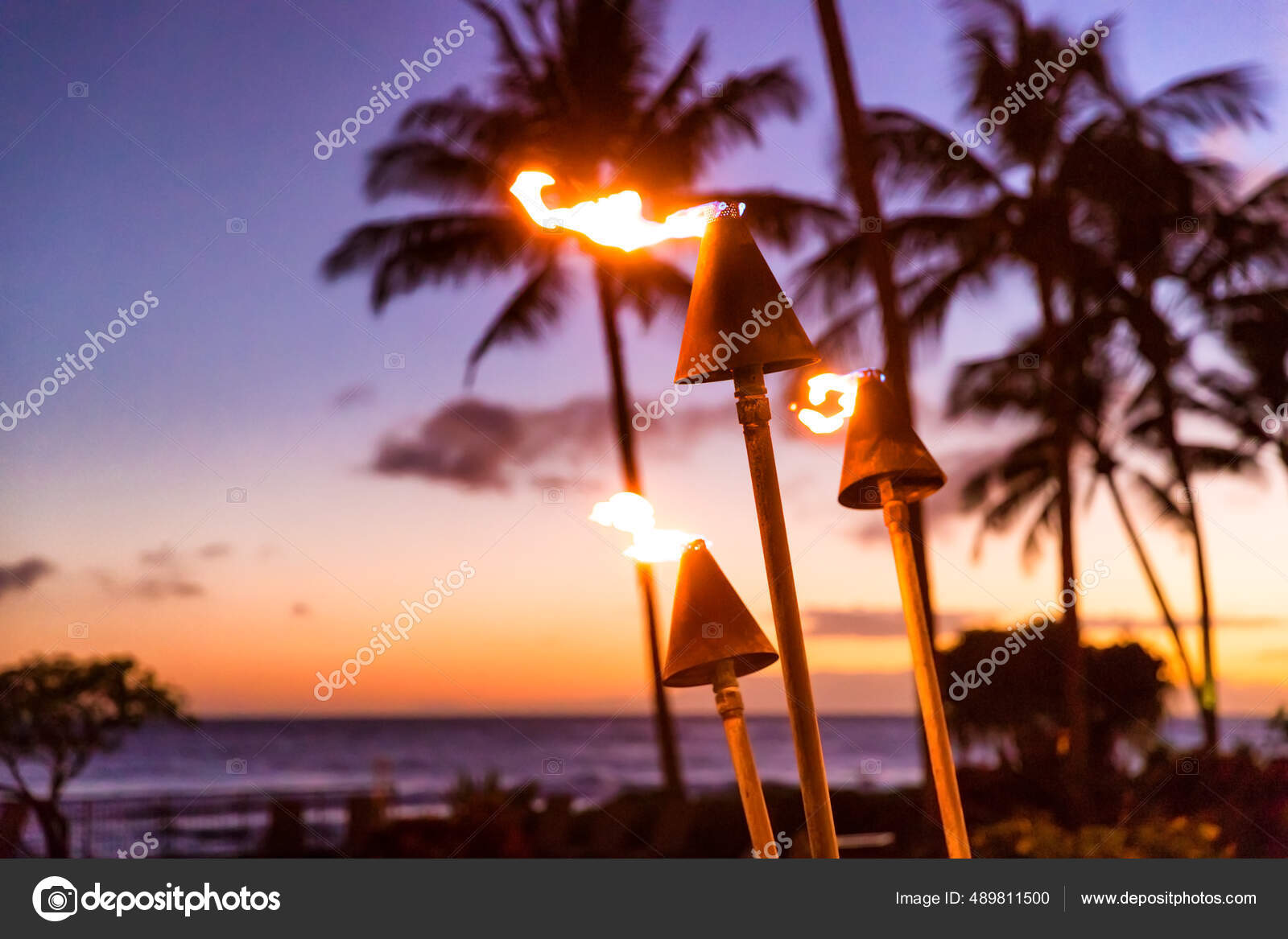 하와이 일몰, 횃불 과 함께. 하와이 아이콘, 해질 녘 해변에서 불을 피우는 것, 야외 조명 과 장식을 위한 레스토랑, 아늑 한  분위기. — 스톡 사진 © Maridav #489811500, image size:1600x1167