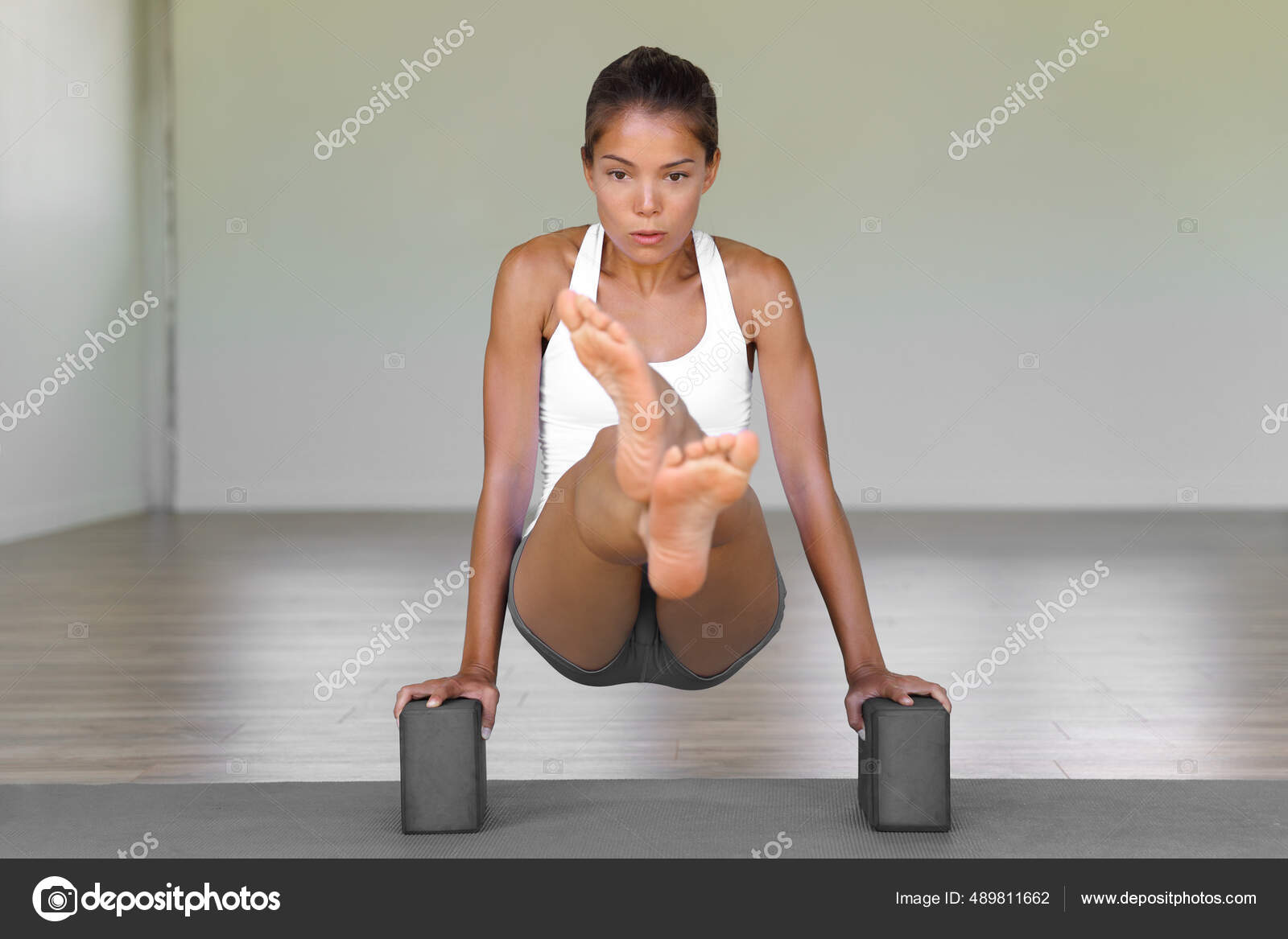 Núcleo de entrenamiento de mujer de yoga en Chica