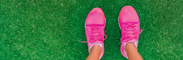 Pés selfie de rosa moda tênis de corrida POV em pé na grama do parque da cidade. Menina pronta para ir correr fora andando no fundo do banner espaço cópia. — Fotografia de Stock