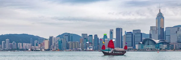 Hong Kong skyline banner panorama crop with junk boat. Voyage de destination Chine. — Photo