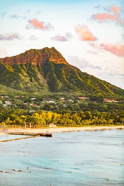 Гаваї подорожує до міста Гонолулу, куди їдуть відпустки. Вайкікі пляж з горою з діамантовою голівкою на задньому плані. Міський ландшафт для нас мандрує літніми дорогами. — стокове фото