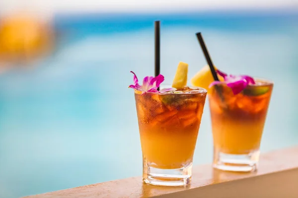 Hawaii mai tai italok waikiki strand medence bár utazás nyaralás Honolulu, Hawaii. Alkohol koktélok óceánra néző kilátással, luau party éjszakai élet a klubban. — Stock Fotó