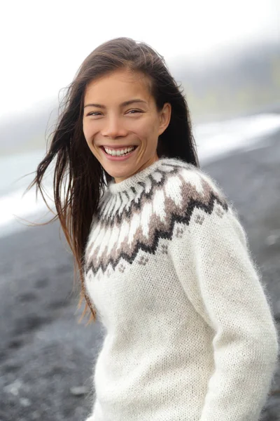 Winter sweater Asian woman wearing icelandic pattern wool knitted handmade sweater on Iceland travel, Chinese tourist with traditional wear for the cold weather. Nordic lifestyle. — Stock Photo, Image