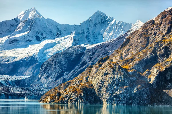 Viagem natural do Alasca. Glacier Bay National Park, Alaska, EUA. Glaciares paisagem de picos de montanha do Alasca e geleira derretendo na água. Vista do navio de cruzeiro. — Fotografia de Stock