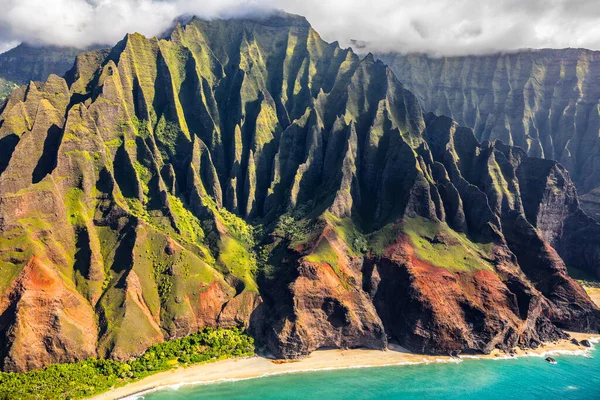 Na wybrzeżu Pali, Kauai, Hawajski helikopter widok z lotu ptaka. Krajobraz przyrodniczy wyspy Kauai, Hawaje, USA. Podróże na Hawaje. — Zdjęcie stockowe