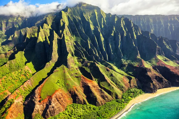 夏威夷自然旅游胜地。考艾岛的Na Pali海岸美国夏威夷州考艾岛Na Pali海岸山区景观的直升机俯瞰. — 图库照片