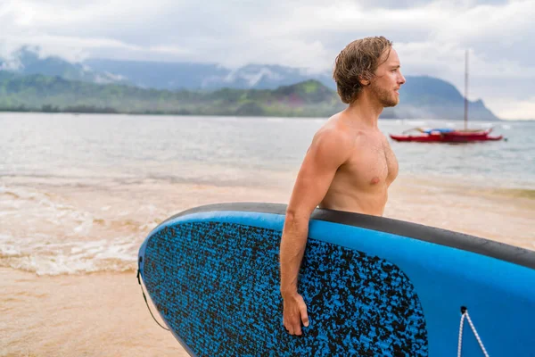 Havai Okyanusu sahilinde sörf tahtasına giden kürekçi. Hawaii adasında yaz tatili için ayağa kalkın.. — Stok fotoğraf