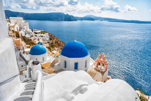 Isla de Santorini, Grecia, famoso destino de vacaciones turísticas de Europa. Pueblo blanco de Oia — Foto de Stock