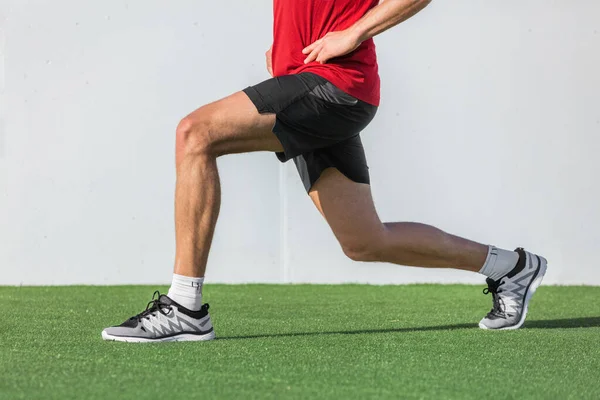 L'uomo di idoneità che fa l'esercitazione delle gambe affonda l'allenamento per i muscoli di nucleo di addestramento del muscolo di gamba e del glutine, l'equilibrio, il cardio e la stabilità. Attivo sportivo atleta facendo anteriore in avanti un passo gamba affondare esercizio — Foto Stock