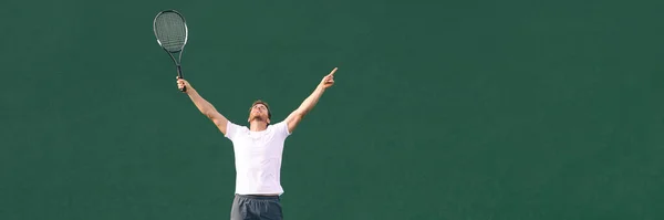 Jogador de tênis homem ganhando torcida celebrando a vitória no ponto de partida. Vencedor atleta masculino feliz com braços até o céu em celebração do sucesso e ganhar. Bandeira panorâmica — Fotografia de Stock