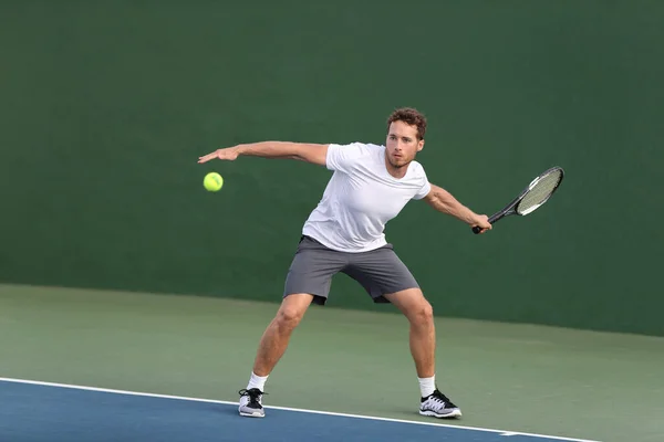 Profesjonell tennisspiller som slår pannelugg på hard bane og spiller tennis. Sportsspill-treningsstiler - person med aktiv sommerlivsstil – stockfoto