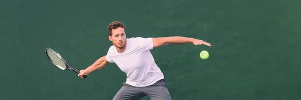 Juego de tenis hombre atleta golpeando la pelota durante el punto de partido en la cancha de tenis en el gimnasio club de salud. Banner panorámico sobre fondo verde — Foto de Stock