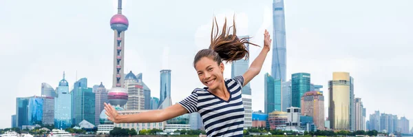 Glad asiatisk kvinna hoppar på Shanghai skyline — Stockfoto