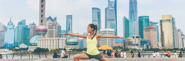 Fitness žena dělá jógu v Šanghaji město prapor — Stock fotografie
