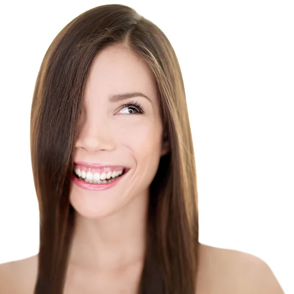 Cuidado del cabello Mujer asiática sonriendo mirando copyspace fondo blanco. Hermosa chica con el pelo largo y liso marrón para corte de pelo o peinado concepto de salón de belleza. Feliz persona sonrisa natural —  Fotos de Stock