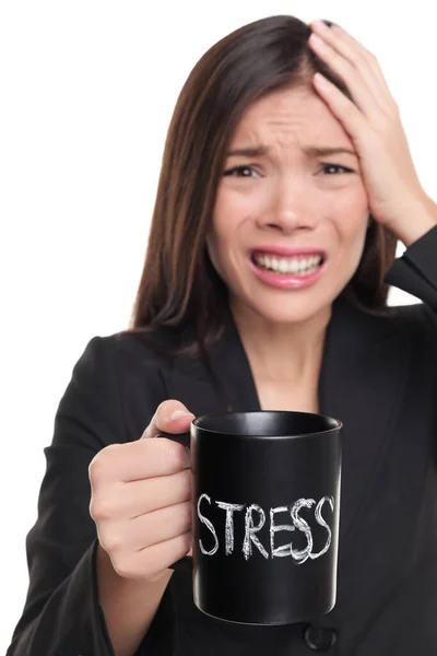 Gestresste Geschäftsfrau trinkt Morgenstress Kaffeetasse. Stresskonzept. Geschäftsfrau gestresst im Anzug mit koffeinabhängigem Kopf. Studio isoliert auf weißem Hintergrund — Stockfoto