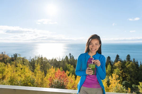 Friska höst kvinna dricker grön smoothie glas — Stockfoto