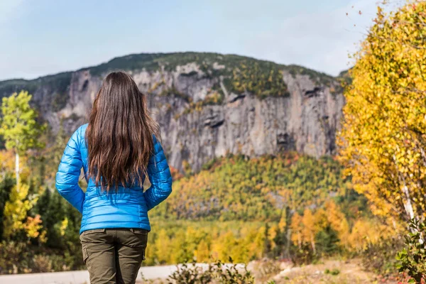 Natuur buiten reizen vrouw berg levensstijl — Stockfoto