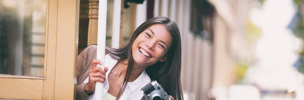 Leende asiatisk kvinna tar bilder på Vagn gatan bil rida med vintage kamera panorama banner. Turist ridning kollektivtrafik spårvägssystem i San Francisco — Stockfoto