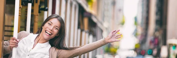 Glad glada asiatiska unga student kvinna njuter spårvagn rida i San Francisco stad panorama banner vinka hej gratis på kollektivtrafik vagn. USA spårväg resa panorama. — Stockfoto