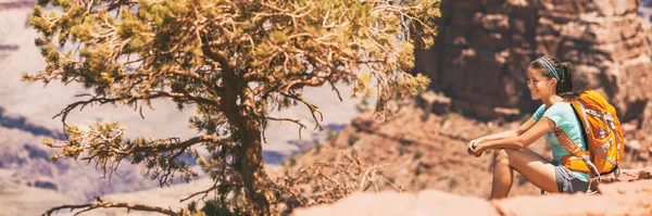 Пешеходная девушка, путешествующая по тропе пустынной тропы, знамени панорамный урожай ландшафта для копирования пространства. азиатка отдыхает глядя на природу с рюкзаком. — стоковое фото