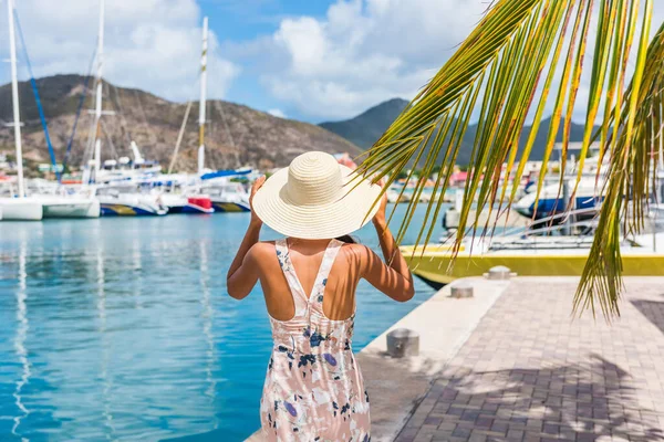 Junge Frau mit Sonnenhut im Jachthafen von Philipsburg, St. Maarten, beliebter Anlaufpunkt für Kreuzfahrtschiffe. Niederländische Antillen, tropische Sommerferien. — Stockfoto