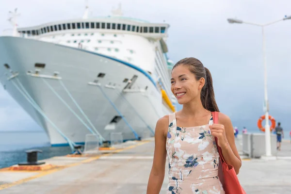 クルーズ船の乗客は港での海岸遠足のために船を残します。カリブ海旅行先の呼び出しのポートで1日を過ごすアジアの女性観光客. — ストック写真
