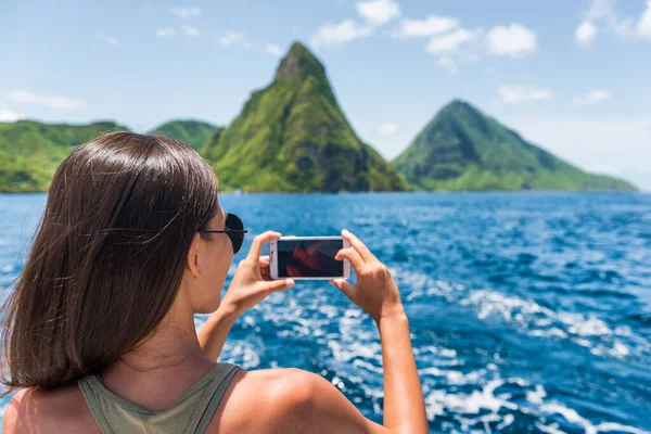 Cruise boat tourist taking mobile phone pictures of Deux pitons peaks, St-Lucia, Caribbean. The Gros and Petit Piton, world heritage site. Woman on shore excursion from ship in Castries, port of call. — Stock Photo, Image