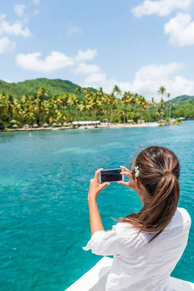 Žena na břehu výlet lodí turné s telefonem fotky populární turistické atrakce v St Lucia. Slavná pláž v Anse Chastanet, Karibský ostrov. — Stock fotografie