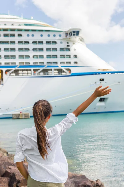 Kobieta machająca ręką na pożegnanie na statku wycieczkowym odpływa. Karaiby luksusowe wakacje koncepcja. Port Boat call port, ludzie pozdrawiają. — Zdjęcie stockowe