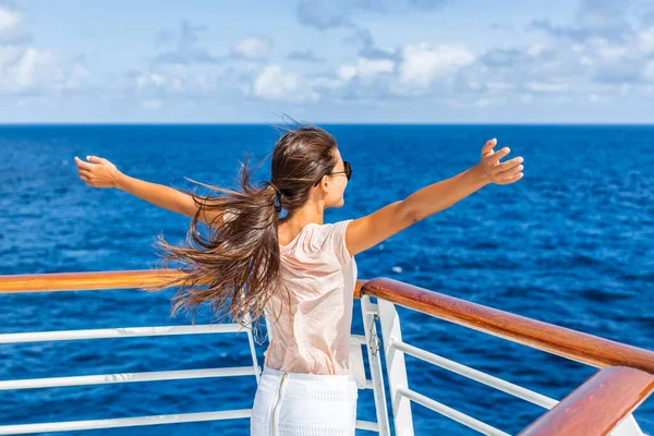 Statek wycieczkowy kobieta wakacje korzystających z podróży wakacje bawiąc się na morzu. Beztroska szczęśliwa dziewczyna patrząc na ocean z otwartymi ramionami w pozycji wolności. — Zdjęcie stockowe