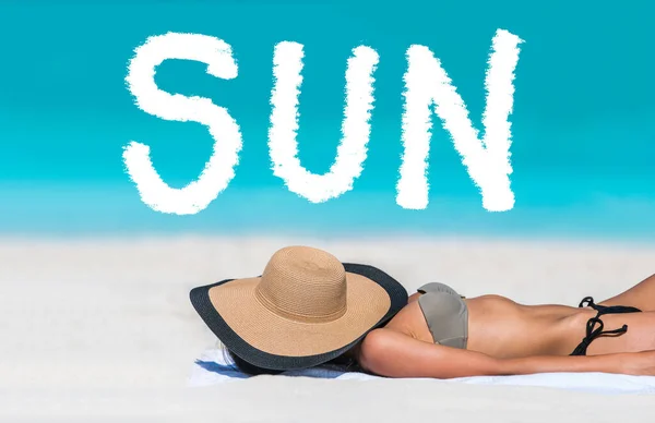SUN Text handgeschrieben - blauer Ozean Strand Hintergrund — Stockfoto