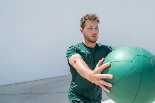 Άσκηση fitness man εκπαίδευση με μπάλα ιατρικής — Φωτογραφία Αρχείου
