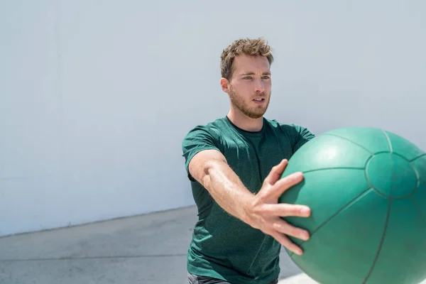 Workout Fitness Man Träning med medicinboll — Stockfoto