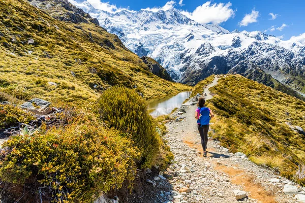 New zealand hiking girl hiker on Mount Cook Sealy Tarns trail in the southern alps, south island. Travel adventure lifestyle tourist woman walking alone on Mueller Hut route in the mountains — Stok fotoğraf