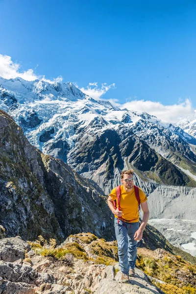 Caminante caminante hombre vagando en las montañas de Nueva Zelanda. Senderismo alpino estilo de vida excursión de montañismo con montañas nevadas paisaje —  Fotos de Stock